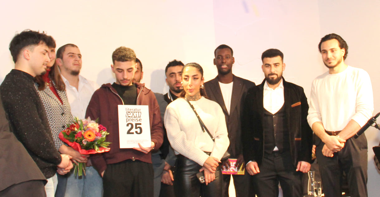 Acht der elf Teilnehmer:innen des Jugend-Gruppenprojekts vom Jugendcollege mit ihrer Lehrerin sowie der Vertreterin des u.a. Kulturministeriums