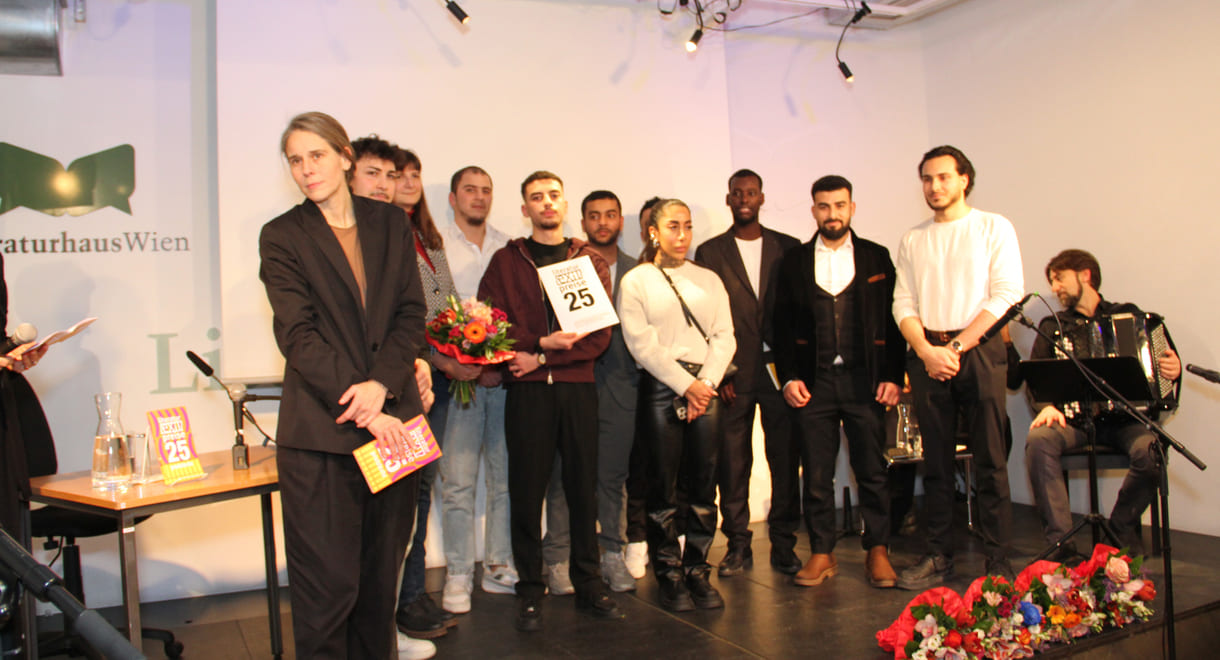 Acht der elf Teilnehmer:innen des Jugend-Gruppenprojekts vom Jugendcollege mit ihrer Lehrerin sowie der Vertreterin des u.a. Kulturministeriums