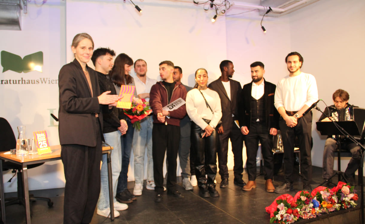 Acht der elf Teilnehmer:innen des Jugend-Gruppenprojekts vom Jugendcollege mit ihrer Lehrerin sowie der Vertreterin des u.a. Kulturministeriums