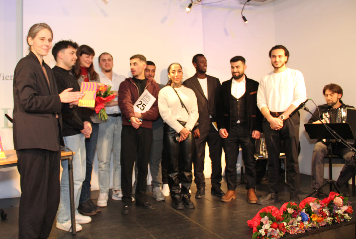 Acht der elf Teilnehmer:innen des Jugend-Gruppenprojekts vom Jugendcollege mit ihrer Lehrerin sowie der Vertreterin des u.a. Kulturministeriums