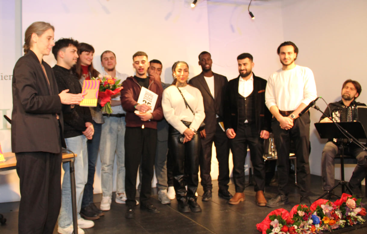 Acht der elf Teilnehmer:innen des Jugend-Gruppenprojekts vom Jugendcollege mit ihrer Lehrerin sowie der Vertreterin des u.a. Kulturministeriums