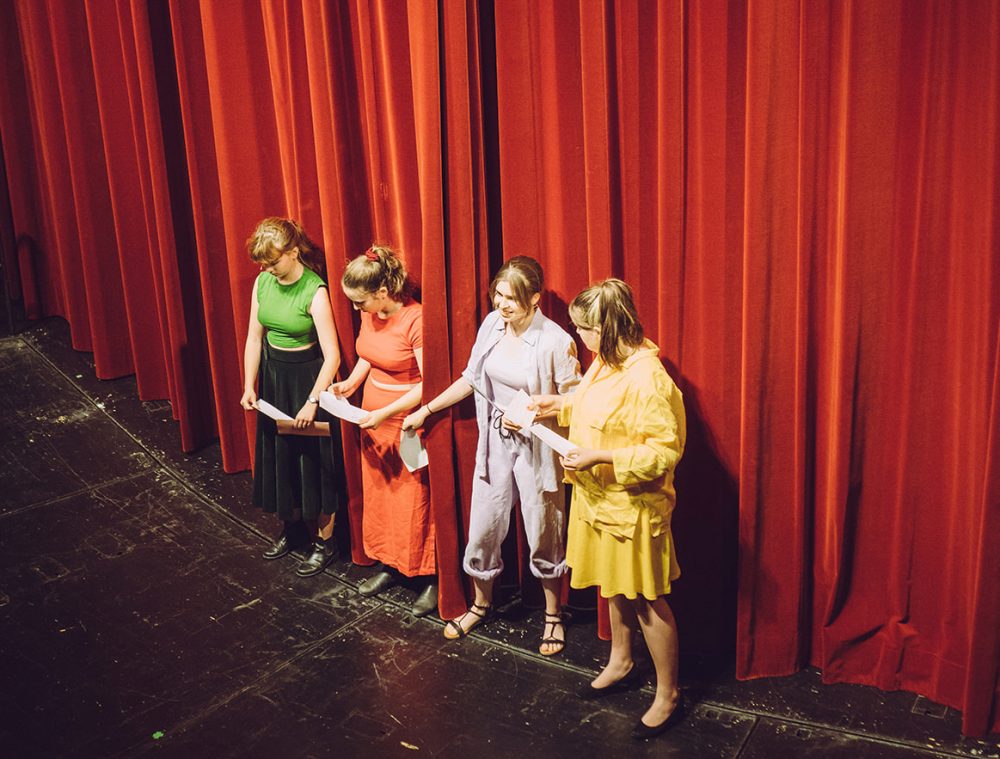 Jugendliche moderierten die Stella-Preisverleihung in den Linzer Kammerspielen