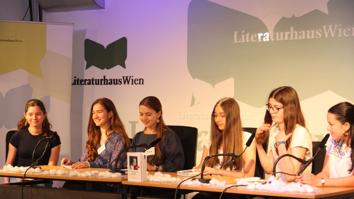 Die jugendlichen Literatur-Jurorinnen Amelie, Emma, Mara, Mia, Sara, Talahita (alphabetisch gereiht) bei der Vorstellung ihres Preisbuches