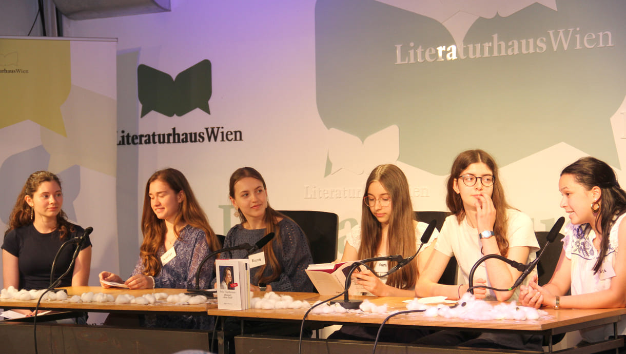 Die jugendlichen Literatur-Jurorinnen Amelie, Emma, Mara, Mia, Sara, Talahita (alphabetisch gereiht) bei der Vorstellung ihres Preisbuches