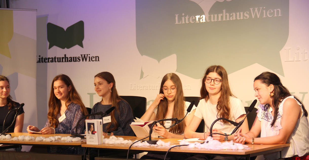 Die jugendlichen Literatur-Jurorinnen Amelie, Emma, Mara, Mia, Sara, Talahita (alphabetisch gereiht) bei der Vorstellung ihres Preisbuches