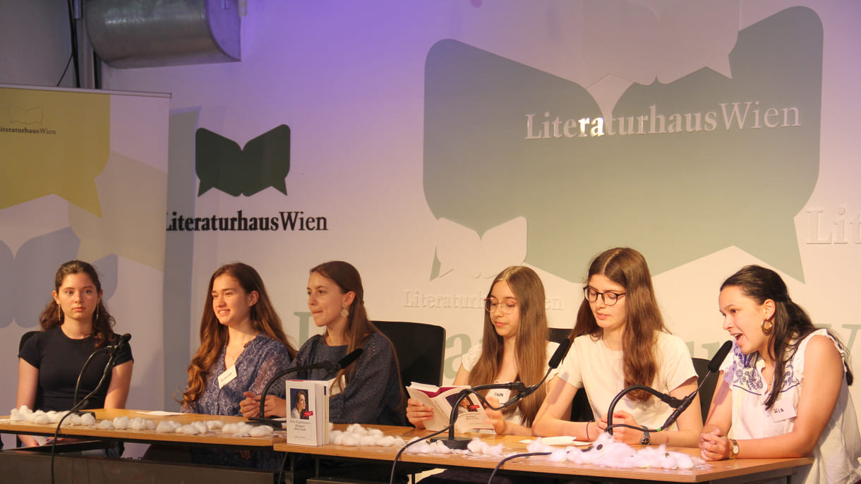 Die jugendlichen Literatur-Jurorinnen Amelie, Emma, Mara, Mia, Sara, Talahita (alphabetisch gereiht) bei der Vorstellung ihres Preisbuches