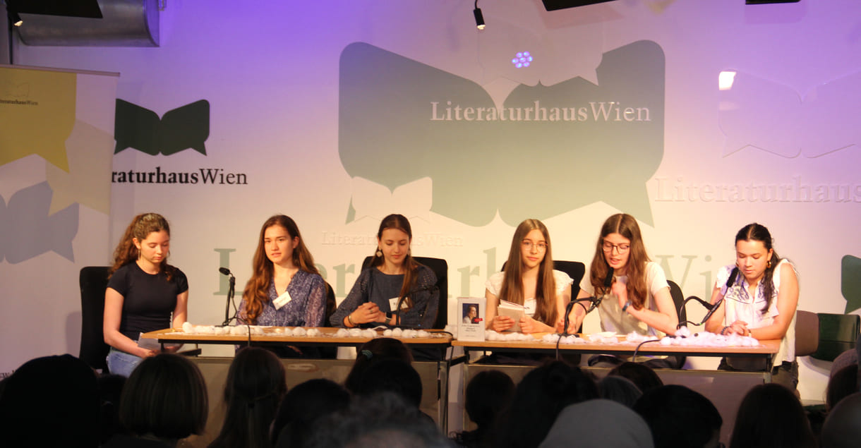 Die jugendlichen Literatur-Jurorinnen Amelie, Emma, Mara, Mia, Sara, Talahita (alphabetisch gereiht) bei der Vorstellung ihres Preisbuches