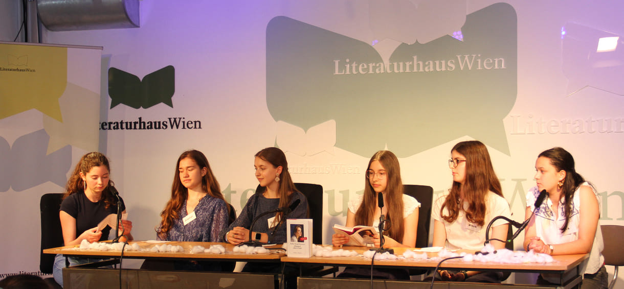 Die jugendlichen Literatur-Jurorinnen Amelie, Emma, Mara, Mia, Sara, Talahita (alphabetisch gereiht) bei der Vorstellung ihres Preisbuches