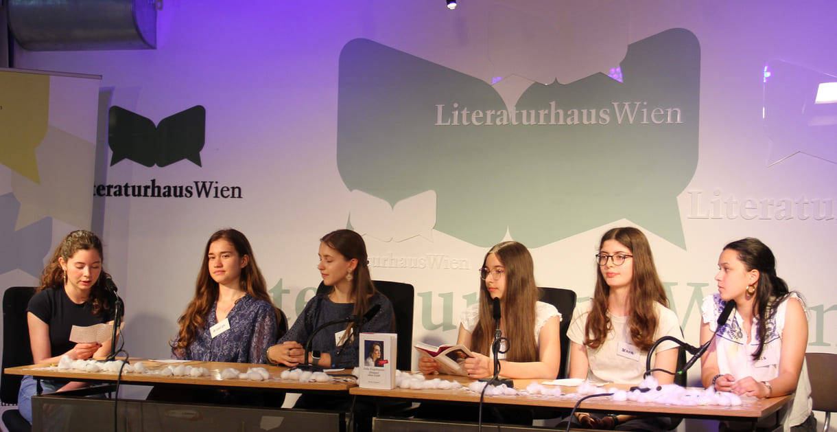 Die jugendlichen Literatur-Jurorinnen Amelie, Emma, Mara, Mia, Sara, Talahita (alphabetisch gereiht) bei der Vorstellung ihres Preisbuches
