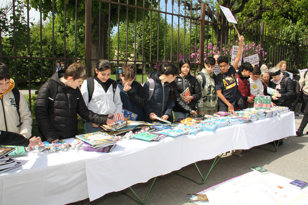 Jugendliche nehmen sich Lektüre mit in die Schule