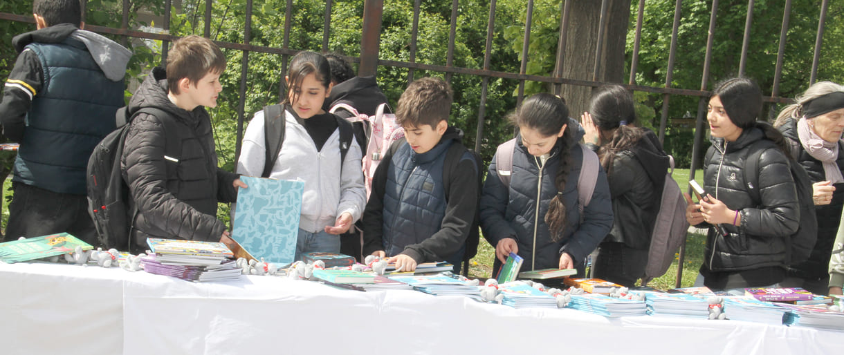 Jugendliche nehmen sich Lektüre mit in die Schule