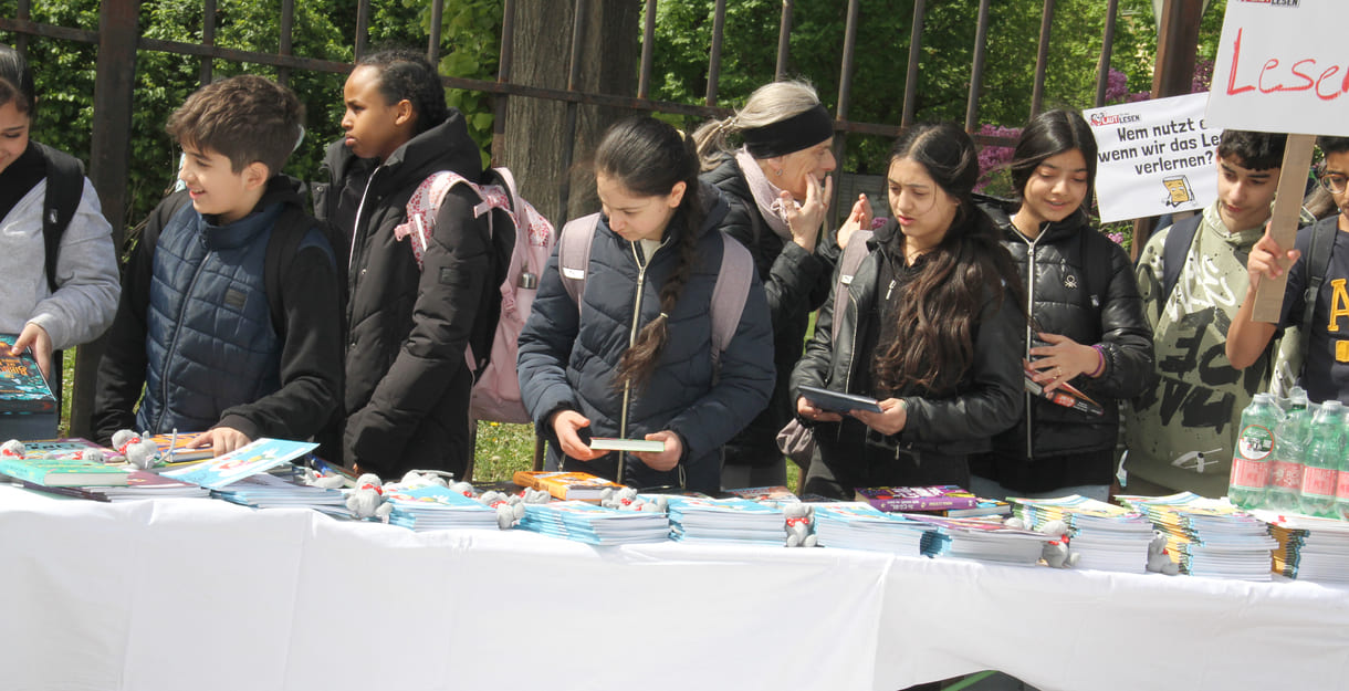 Jugendliche nehmen sich Lektüre mit in die Schule