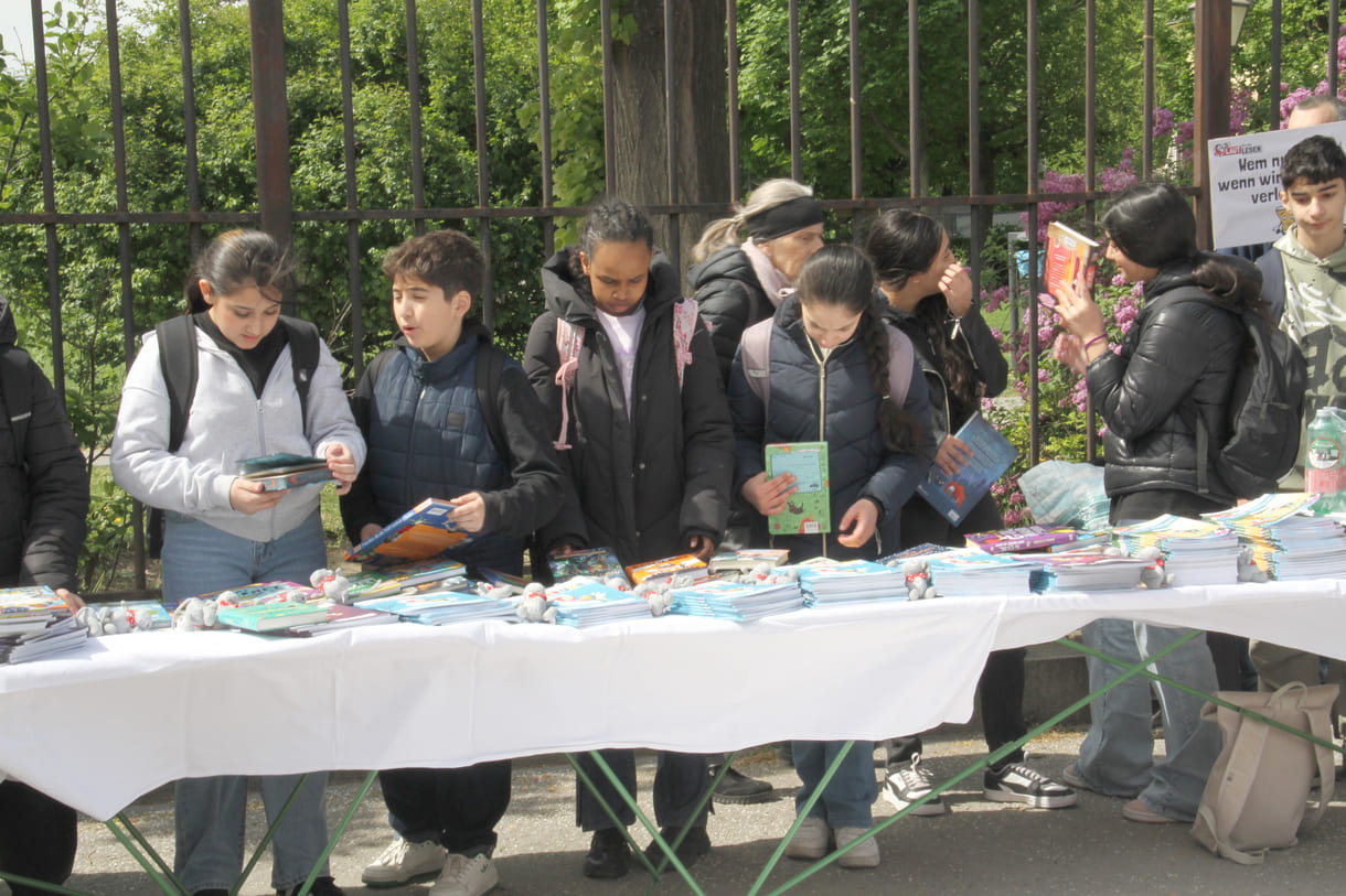 Jugendliche nehmen sich Lektüre mit in die Schule