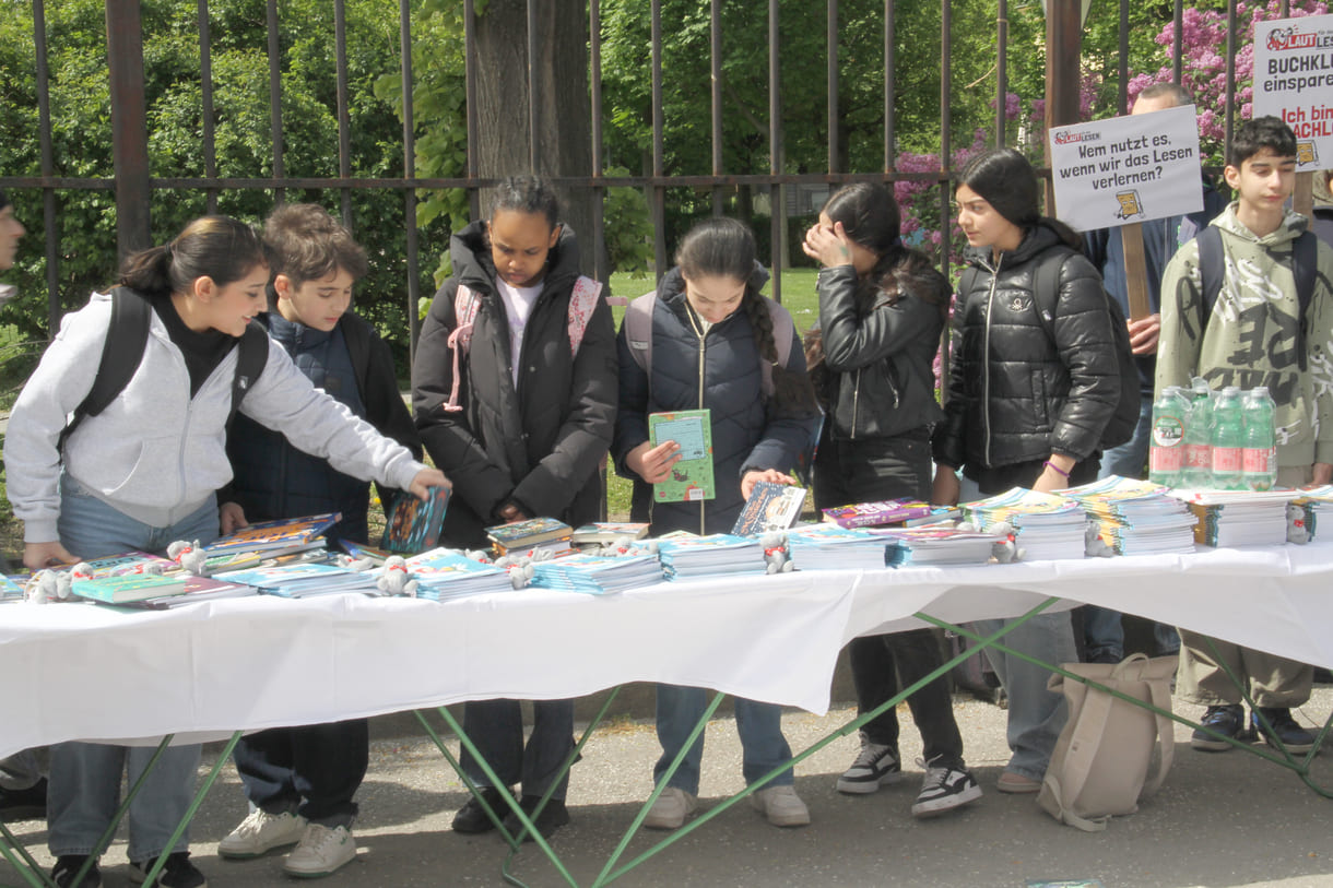 Jugendliche nehmen sich Lektüre mit in die Schule