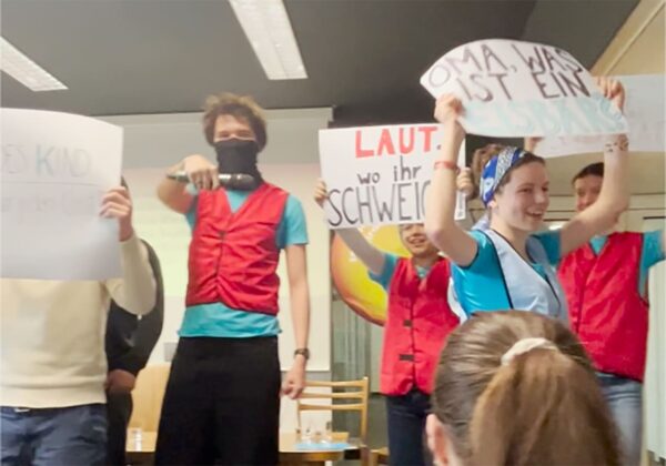 UNICEF-Jugendbeiratsmitglieder mit Klimaschutz-Plakaten