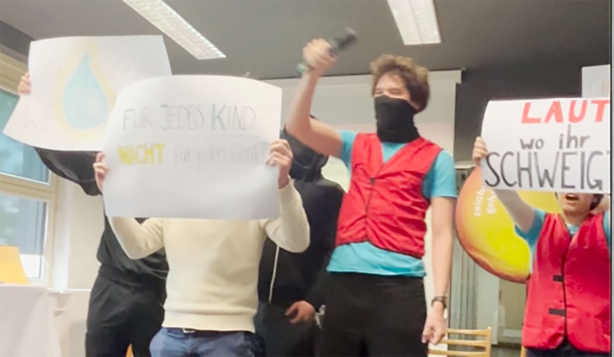 UNICEF-Jugendbeiratsmitglieder mit Klimaschutz-Plakaten