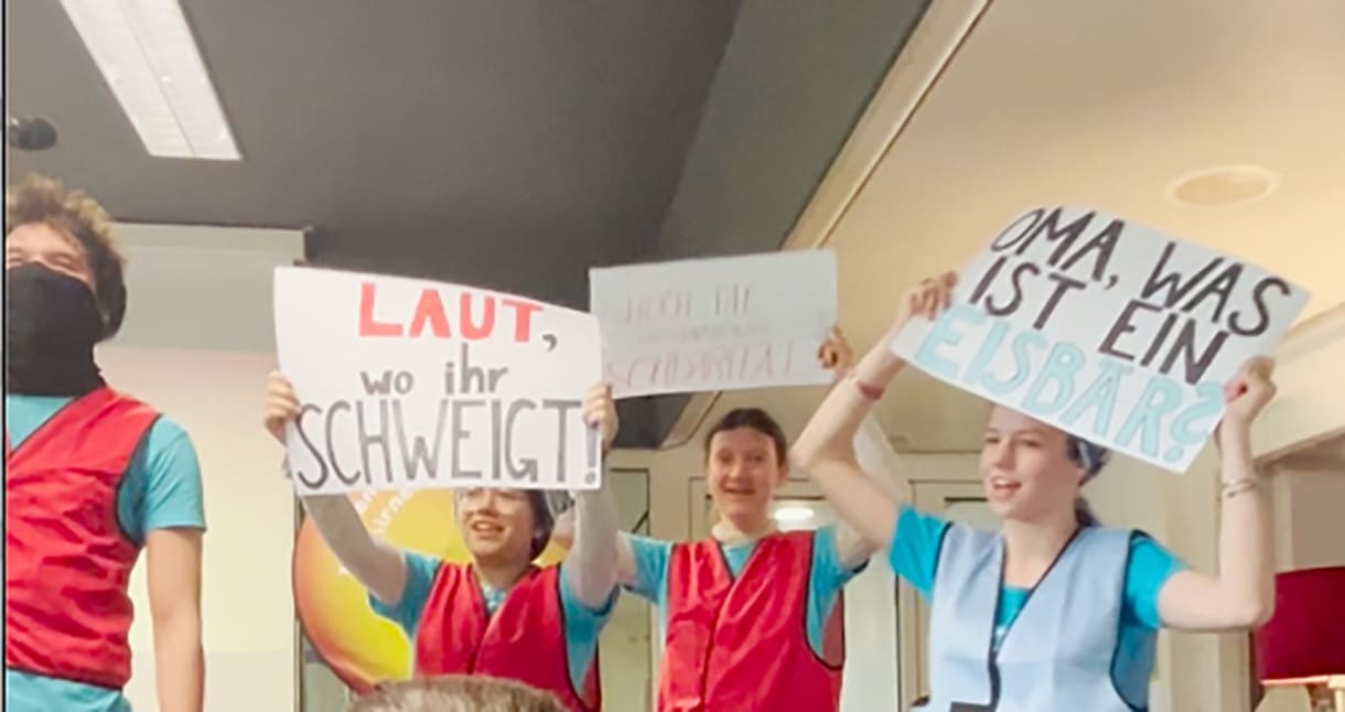 UNICEF-Jugendbeiratsmitglieder mit Klimaschutz-Plakaten