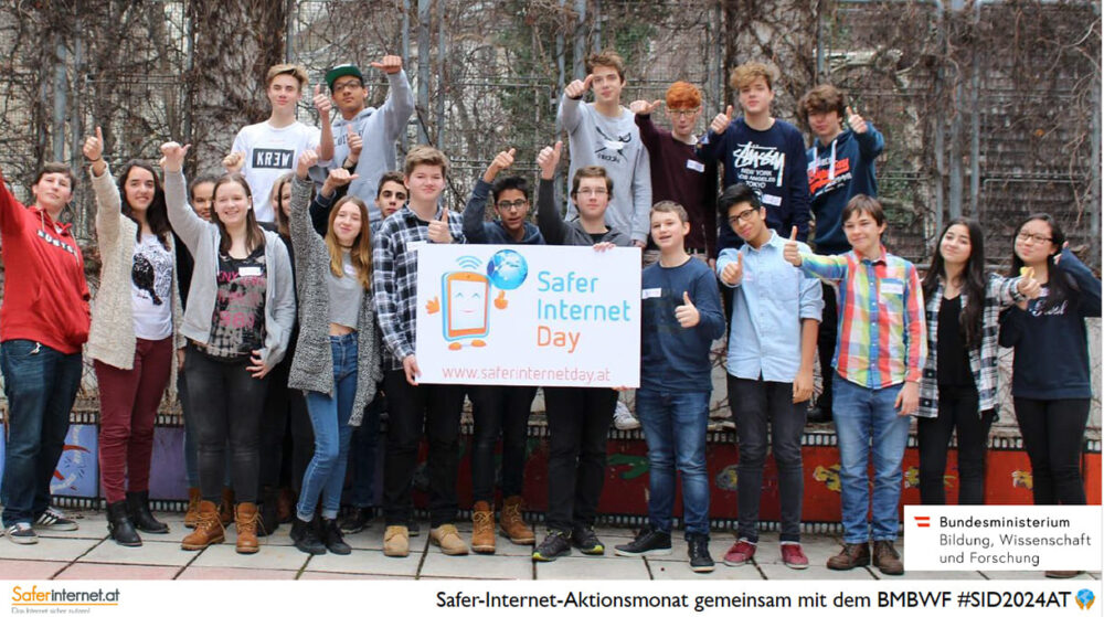 Foto mit vielen Jugendlichen, die zur Beteiligung am Safer Internet Day aufrufen