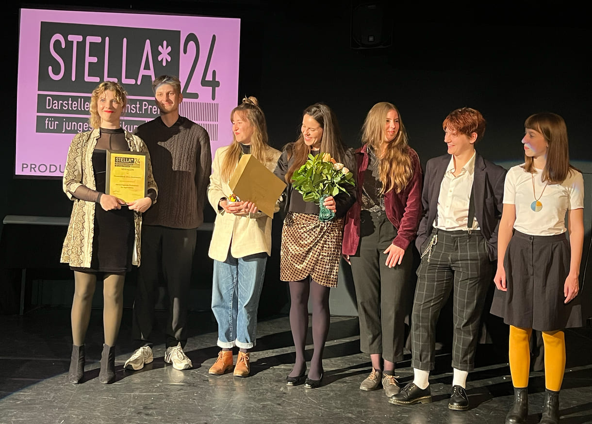 Stellvertretend für die gesamte Crew übernahmen für die Theaterfabrik Nora Köhler, Tim Habe, Marlen Weingartmann, Vera Kopfauf, Sarah Frank, Emma Pöcksteiner und Bettina Waclawek den Stella für die beste Jugendproduktion