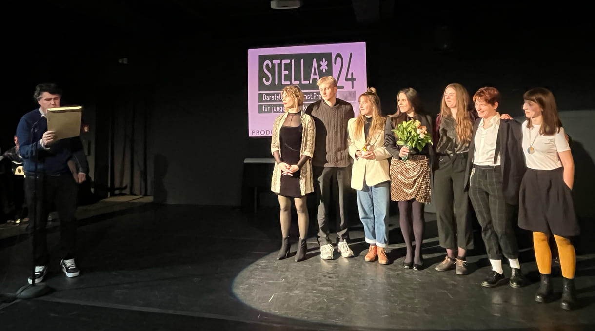 Stellvertretend für die gesamte Crew übernahmen für die Theaterfabrik Nora Köhler, Tim Habe, Marlen Weingartmann, Vera Kopfauf, Sarah Frank, Emma Pöcksteiner und Bettina Waclawek den Stella für die beste Jugendproduktion