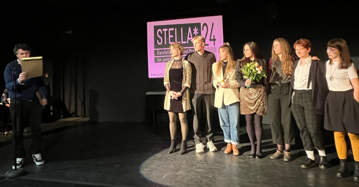 Stellvertretend für die gesamte Crew übernahmen für die Theaterfabrik Nora Köhler, Tim Habe, Marlen Weingartmann, Vera Kopfauf, Sarah Frank, Emma Pöcksteiner und Bettina Waclawek den Stella für die beste Jugendproduktion