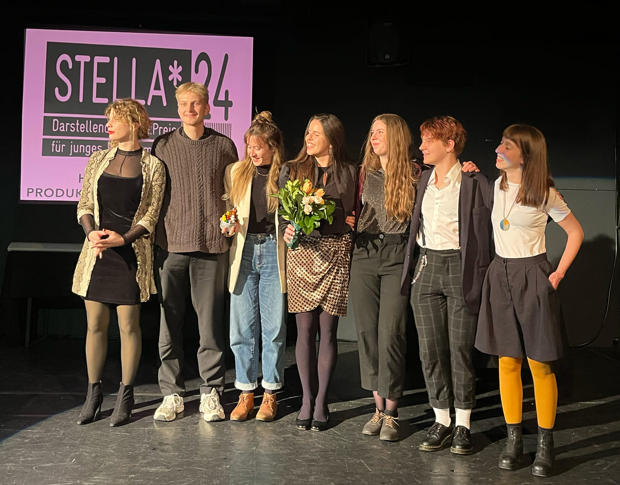 Stellvertretend für die gesamte Crew übernahmen für die Theaterfabrik Nora Köhler, Tim Habe, Marlen Weingartmann, Vera Kopfauf, Sarah Frank, Emma Pöcksteiner und Bettina Waclawek den Stella für die beste Jugendproduktion