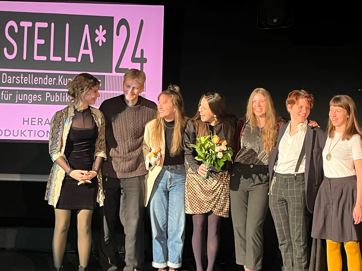 Stellvertretend für die gesamte Crew übernahmen für die Theaterfabrik Nora Köhler, Tim Habe, Marlen Weingartmann, Vera Kopfauf, Sarah Frank, Emma Pöcksteiner und Bettina Waclawek den Stella für die beste Jugendproduktion