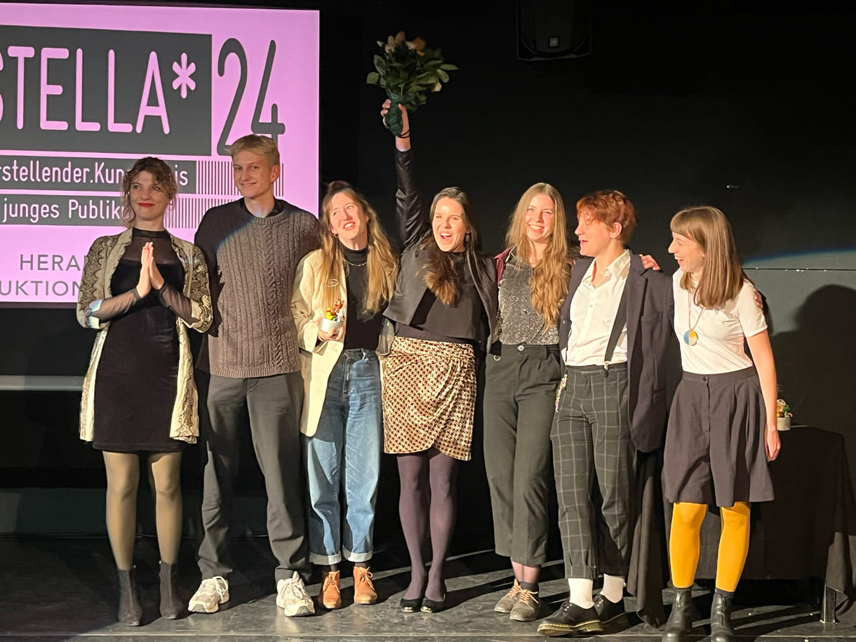 Stellvertretend für die gesamte Crew übernahmen für die Theaterfabrik Nora Köhler, Tim Habe, Marlen Weingartmann, Vera Kopfauf, Sarah Frank, Emma Pöcksteiner und Bettina Waclawek den Stella für die beste Jugendproduktion