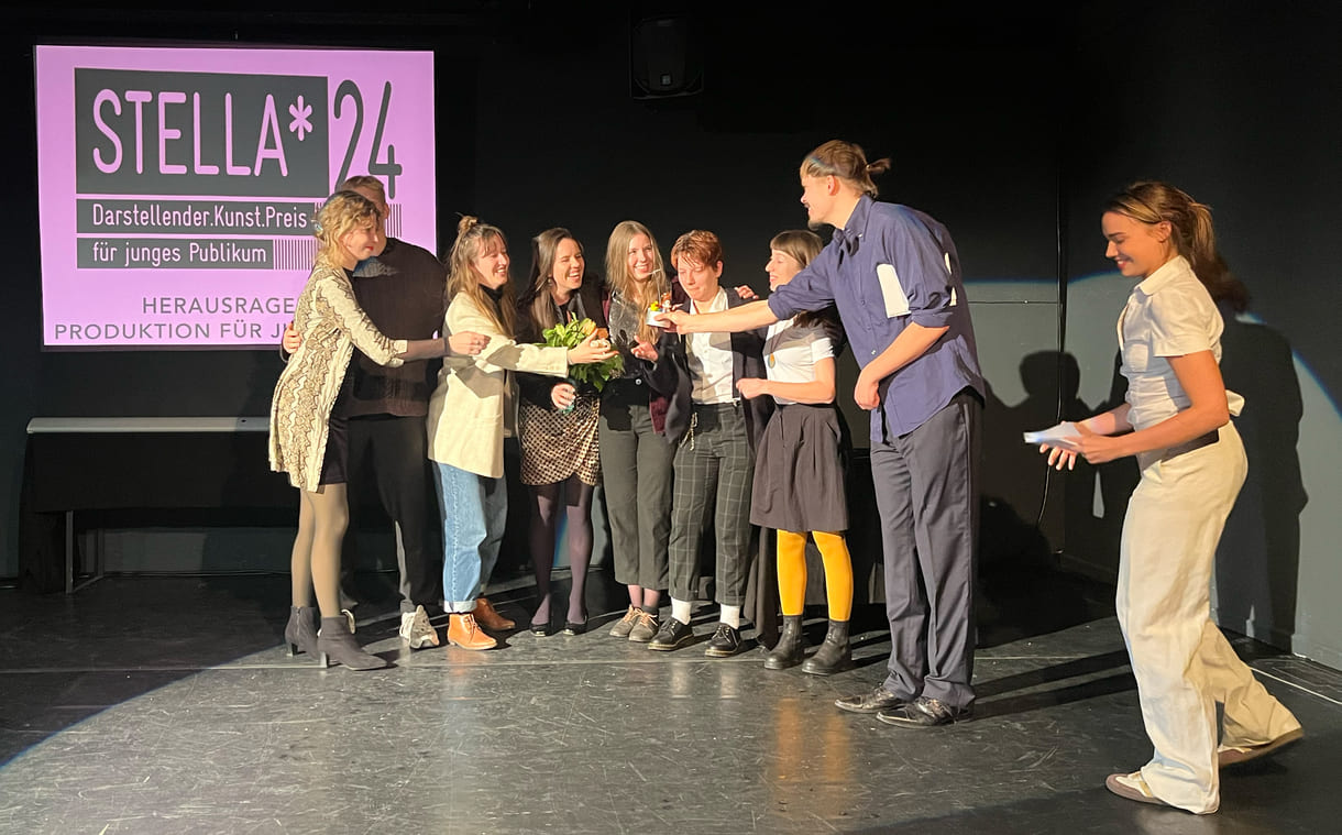 Stellvertretend für die gesamte Crew übernahmen für die Theaterfabrik Nora Köhler, Tim Habe, Marlen Weingartmann, Vera Kopfauf, Sarah Frank, Emma Pöcksteiner und Bettina Waclawek den Stella für die beste Jugendproduktion