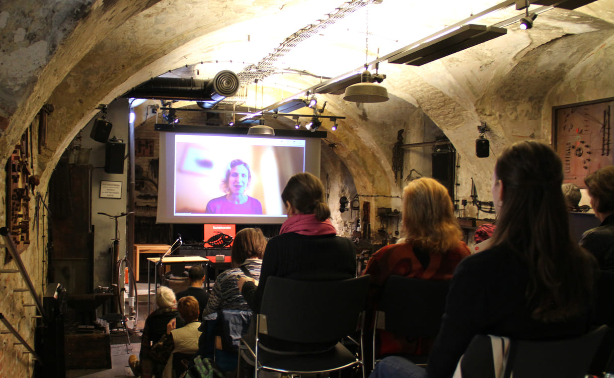 Julia Danielczyk, Lehrende an der Uni Wien, Abteilung für Vergleichende Literaturwissenschaft, hielt ihren Vortrag per Online Video: „In der Sprache liegt ein kleines Prinzip Hoffnung.“ Aufbegehren und Aufbruch in Renate Welshs „Johanna“ und „In die Waagschale geworfen“