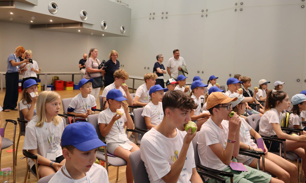 Jukia und Levin, einer aus dem Team der KinderUNIversum-Redaktion
