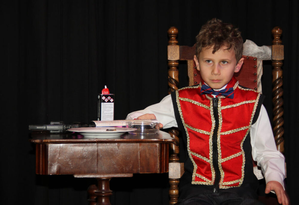 Der Jüngste, Julian Swatosch (8), erprobt die Bühne
