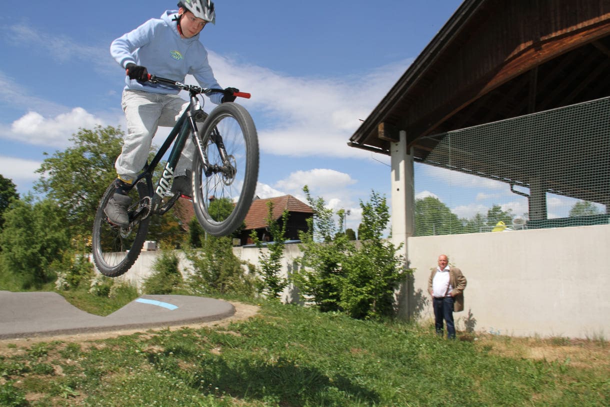 BMX-Radler auf der Berg- und Tal-Bahn