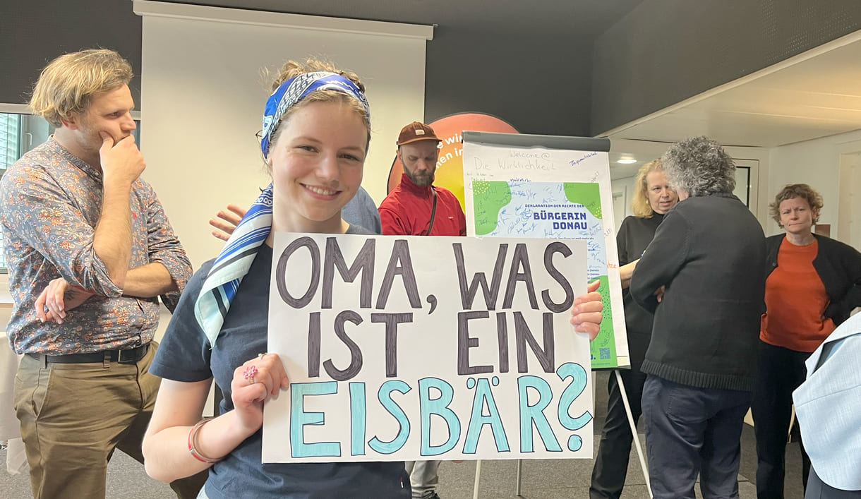 UNICEF-Jugendbeiratsmitglieder mit Klimaschutz-Plakaten