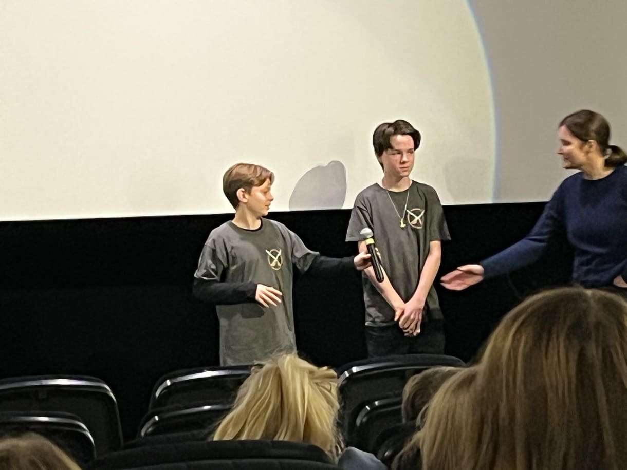 Die beiden Hauptdarsteller des Films - in Dressen des Film-Hockeyteams - im Kino beim Q & A mit dem Publikum