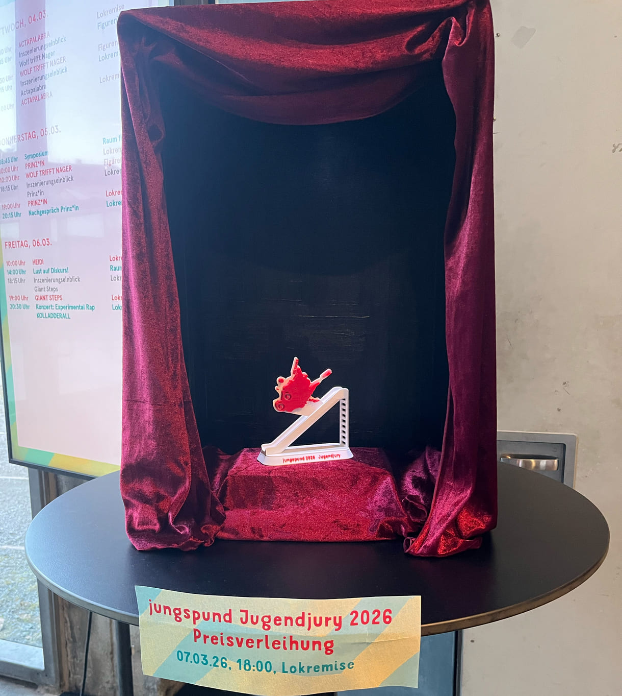 Einer der Jugendjury-Preise auf einer Art kleinen Tisch-Bühne, stellvertretend für alle - schon die ganze Festivalzeit im Foyer der Lokremise ausgestellt