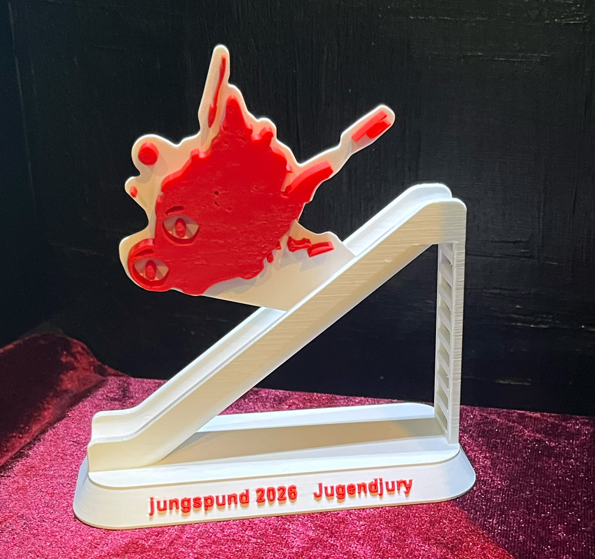 Einer der Jugendjury-Preise auf einer Art kleinen Tisch-Bühne, stellvertretend für alle - schon die ganze Festivalzeit im Foyer der Lokremise ausgestellt