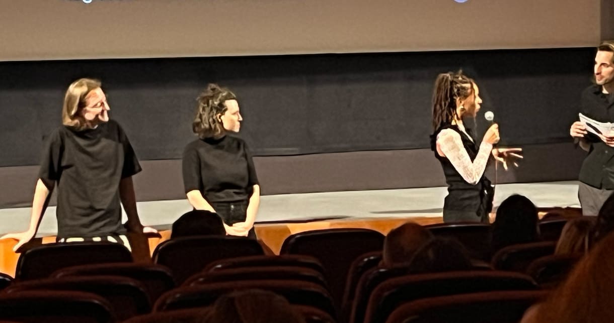 Juror:innen Clara Stern (Regisseurin und Drehbuchautorin), Ganaël Dumreicher (Regisseur und audiovisueller Künstler) und Naomi Bechert (Drehbuchautorin und Kuratorin); Moderation: Alexandra Valent und Christoph Rainer