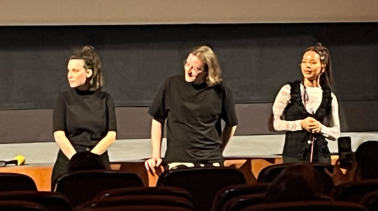 Juror:innen Clara Stern (Regisseurin und Drehbuchautorin), Ganaël Dumreicher (Regisseur und audiovisueller Künstler) und Naomi Bechert (Drehbuchautorin und Kuratorin); Moderation: Alexandra Valent und Christoph Rainer