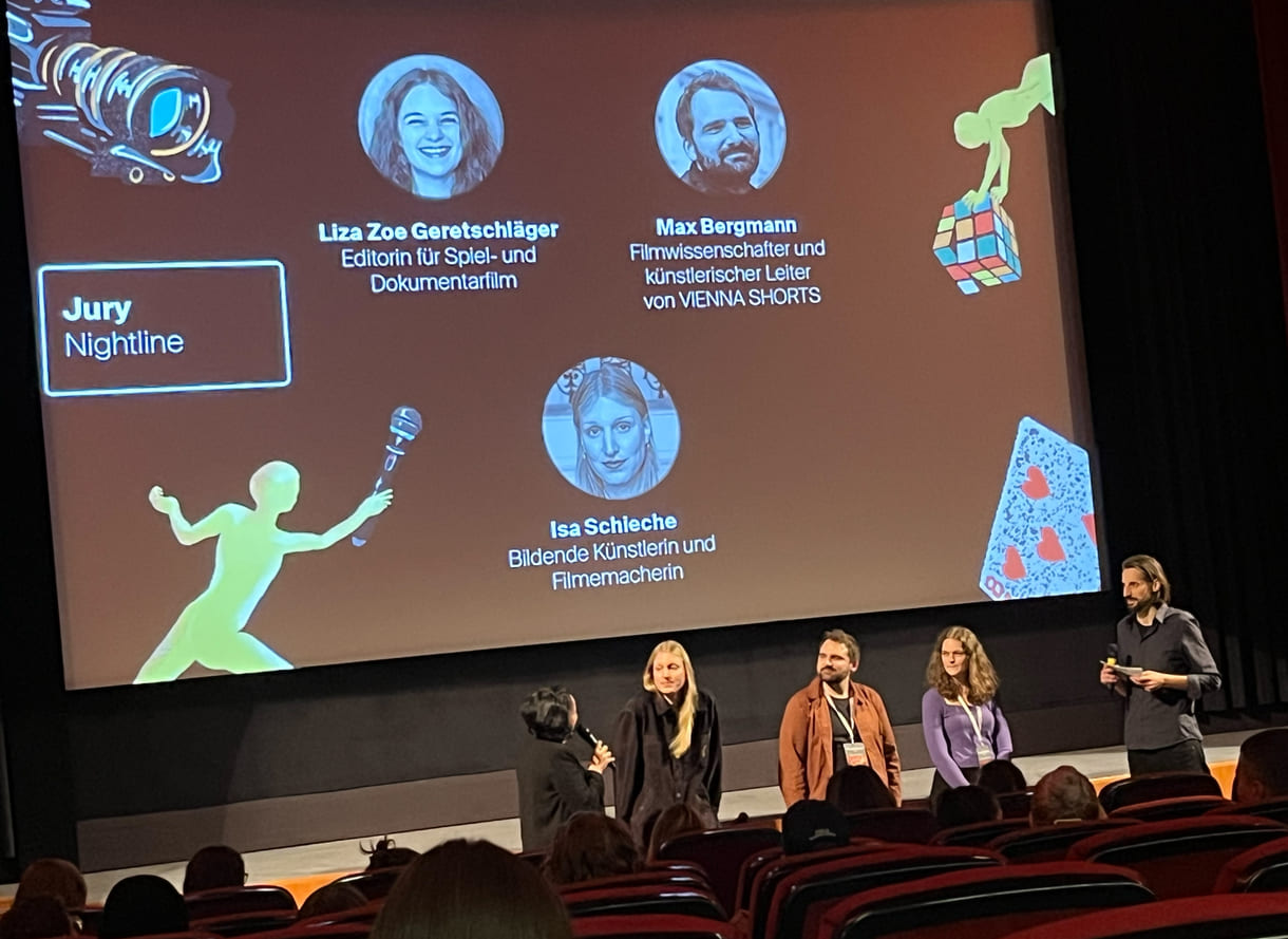 Die Juror:innen des ersten Abends Isa Schieche, Max Bergmann, Lisa Zoe Geretschläger zwischen den Moderator:innen Alexandra Valent und Christoph Rainer
