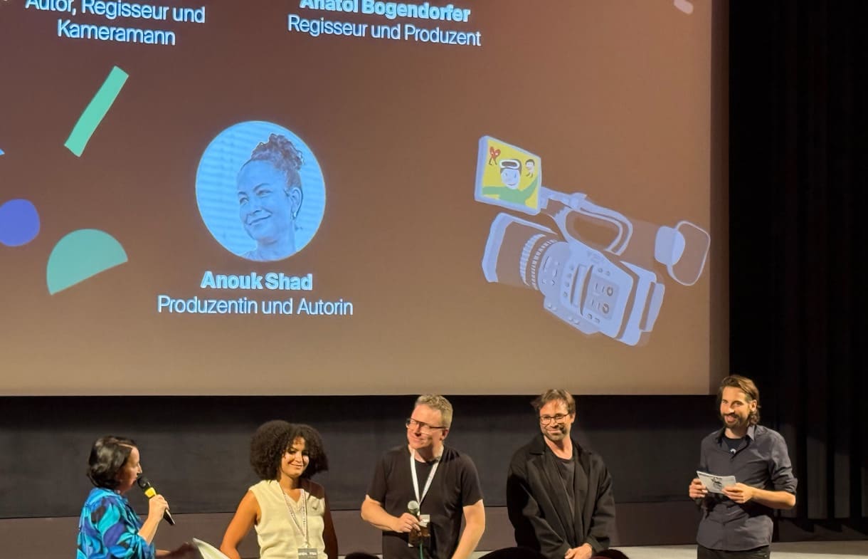 Die Expert:innen des ersten Abends: Anouk Shad, Anatol Bogendorfer und Albin Wildner mit den Moderator:innen Alexandra Valent und Christoph Rainer