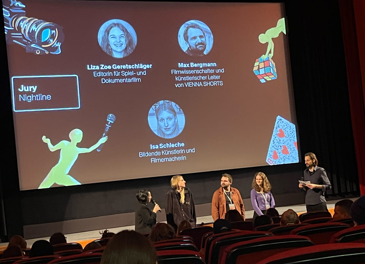Die Juror:innen des ersten Abends Isa Schieche, Max Bergmann, Lisa Zoe Geretschläger zwischen den Moderator:innen Alexandra Valent und Christoph Rainer