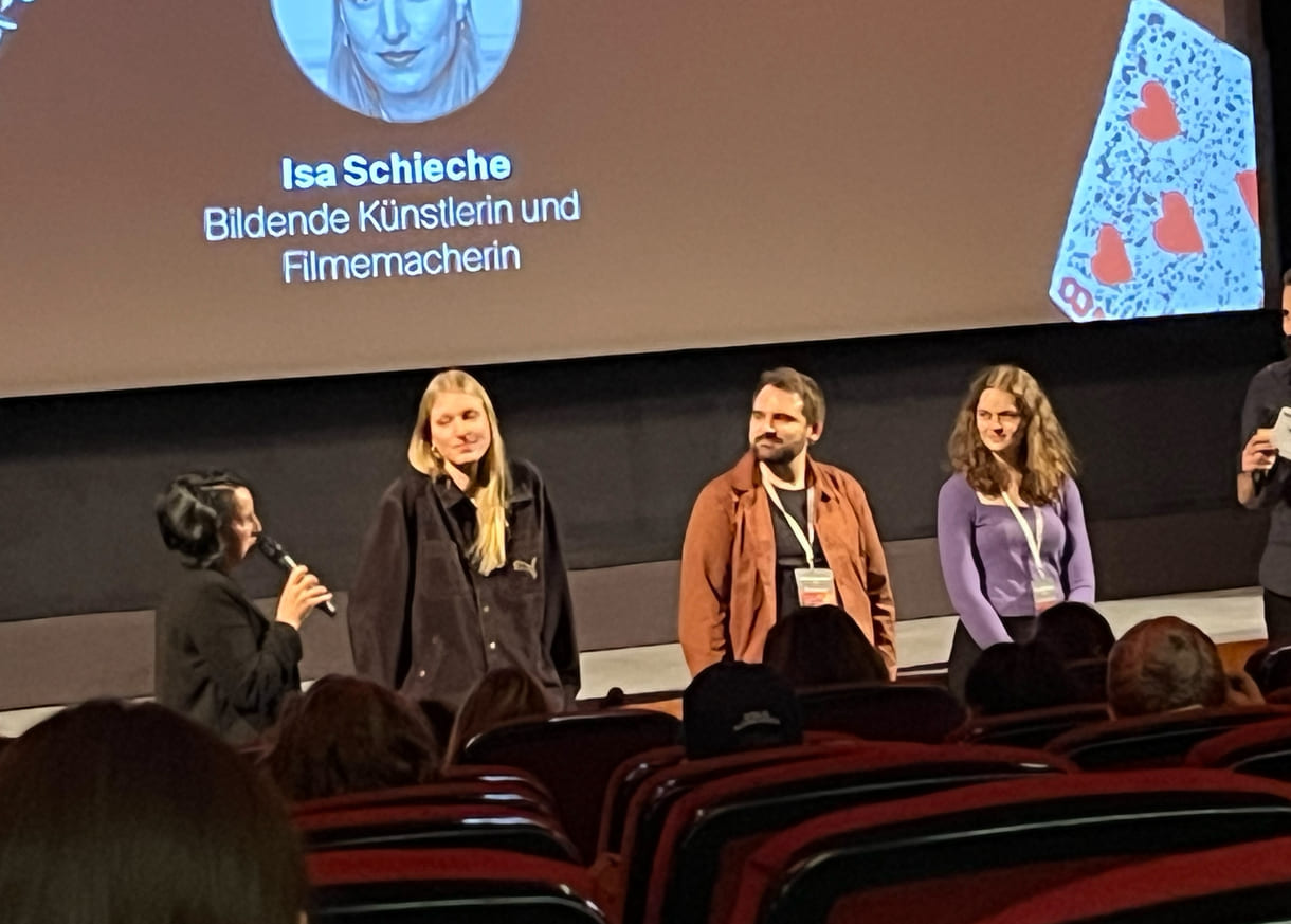 Die Juror:innen des ersten Abends Isa Schieche, Max Bergmann, Lisa Zoe Geretschläger zwischen den Moderator:innen Alexandra Valent und Christoph Rainer