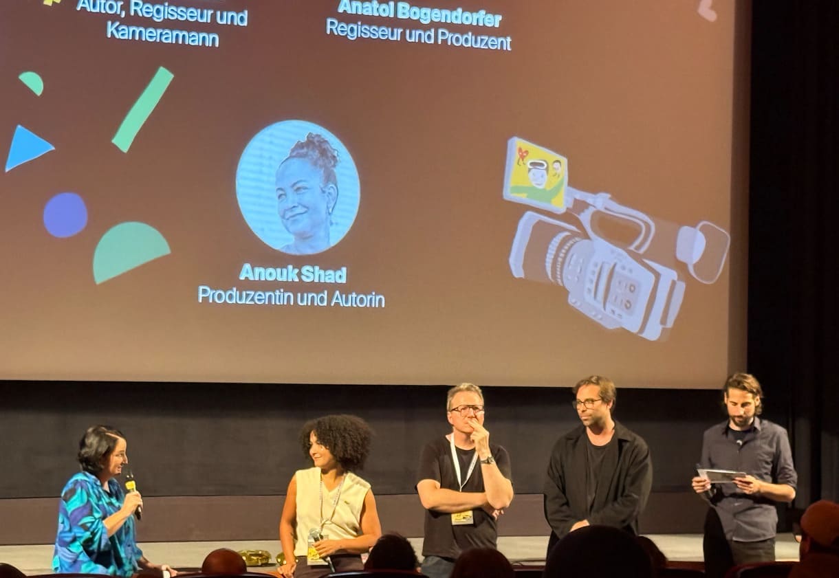 Die Expert:innen des ersten Abends: Anouk Shad, Anatol Bogendorfer und Albin Wildner mit den Moderator:innen Alexandra Valent und Christoph Rainer