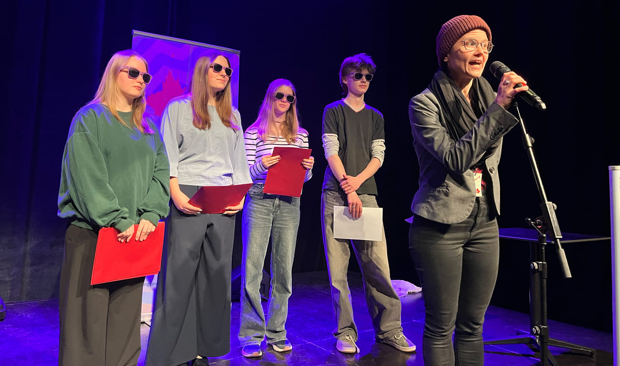 Jugendjury: Carmen Caseli, Lila Bissinger, Yael von Wartburg und Lionel Falkenbach mit Lena Böllinger, die sie von Festivalseite unterstützte