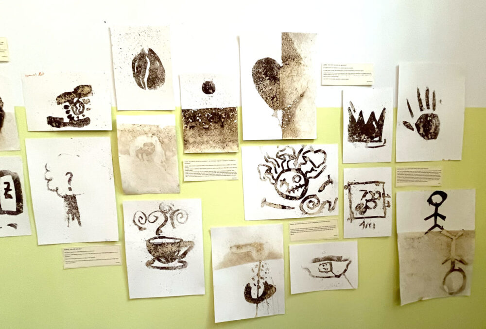 Kaffee-Bilder von Schüler:innen in der Festivalzentral im Grazer taO!