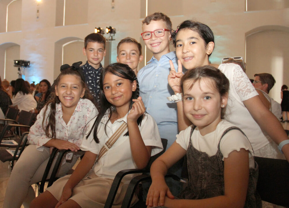 Kinder der Offenen Volksschule Am Kaisermühlendamm, die KiJuKU erzählen, was ihre Schule so besonders macht