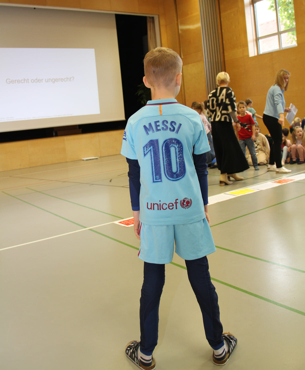 Wenn schon eine Reportage für Unicef, dann musste dieses Foto sein: Kamil hatte an diesem Tag ein Dress des Fußball