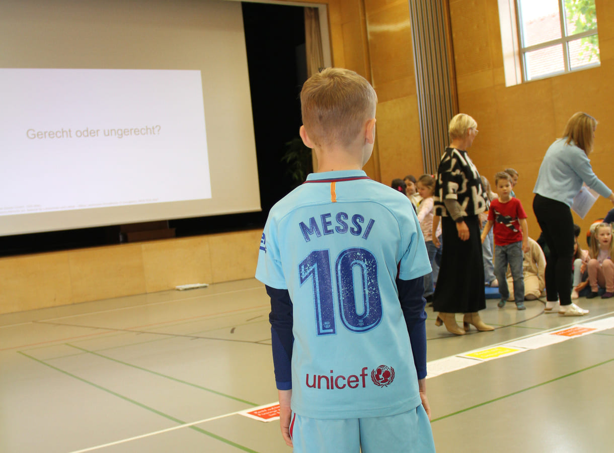 Wenn schon eine Reportage für Unicef, dann musste dieses Foto sein: Kamil hatte an diesem Tag ein Dress des Fußball