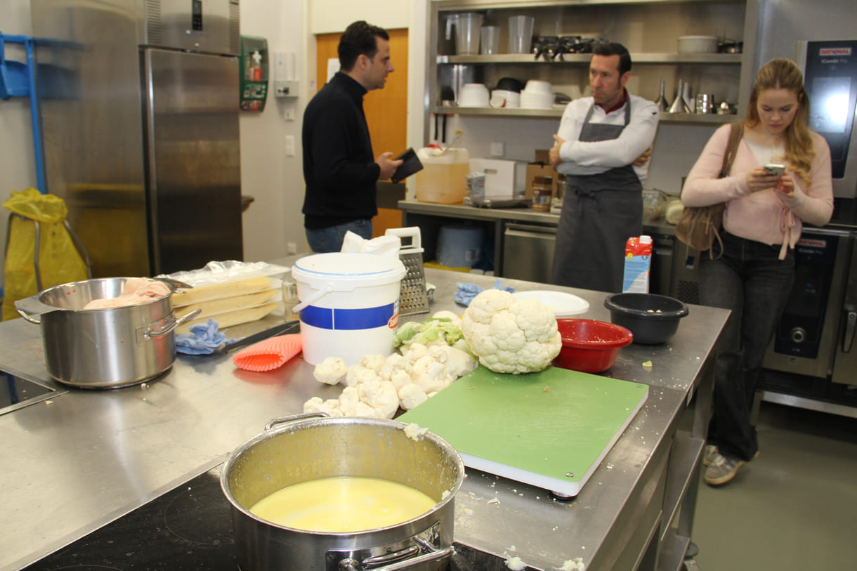 Jugendliche Projektleiterin und Lehrer